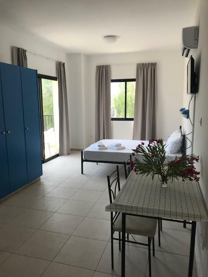 Athinas Court Aparthotel Paphos Buitenkant foto