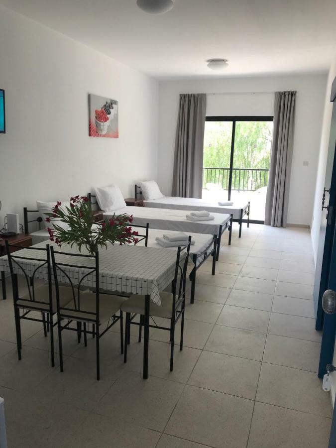 Athinas Court Aparthotel Paphos Buitenkant foto
