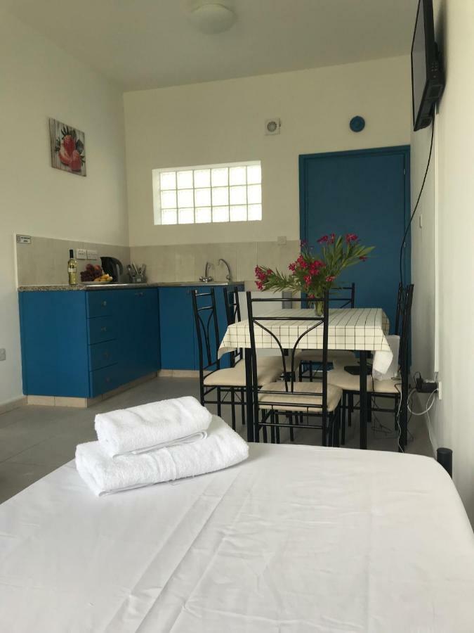 Athinas Court Aparthotel Paphos Buitenkant foto