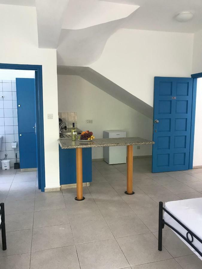 Athinas Court Aparthotel Paphos Buitenkant foto