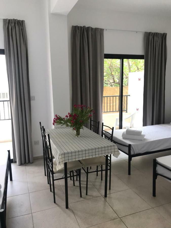 Athinas Court Aparthotel Paphos Buitenkant foto