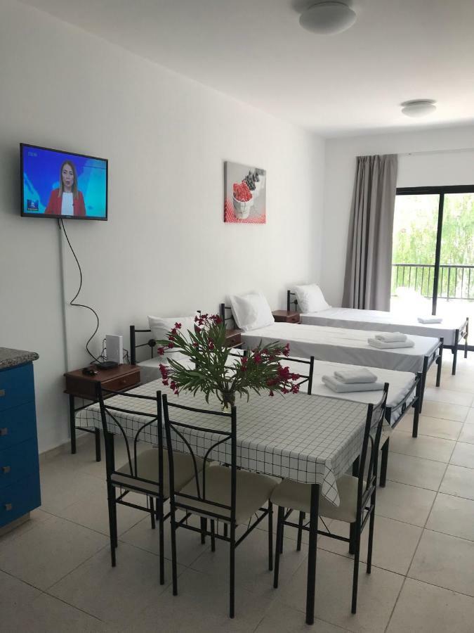 Athinas Court Aparthotel Paphos Buitenkant foto