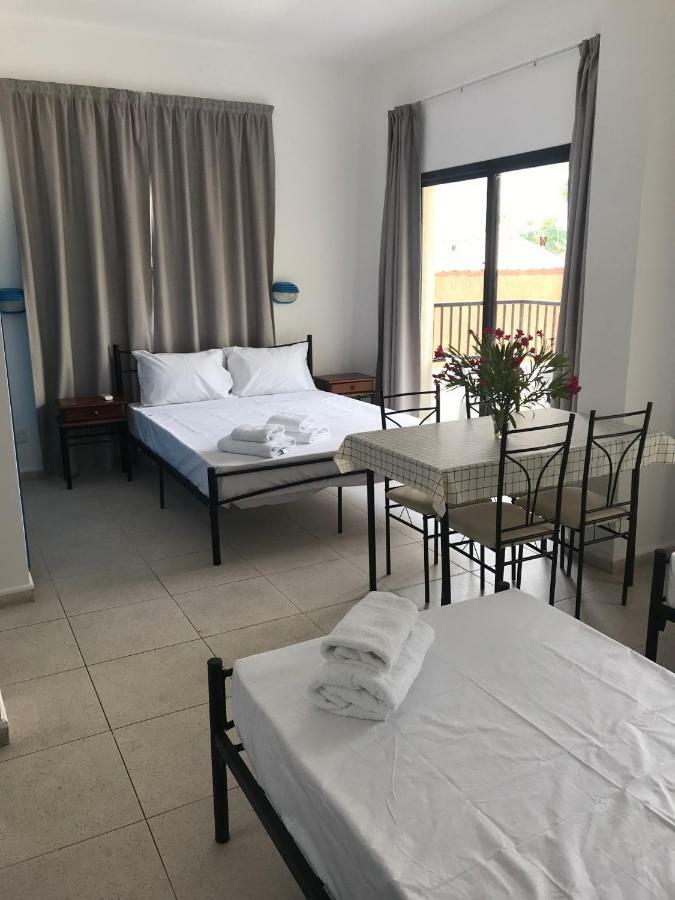 Athinas Court Aparthotel Paphos Buitenkant foto