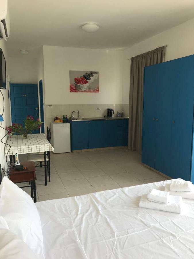 Athinas Court Aparthotel Paphos Buitenkant foto
