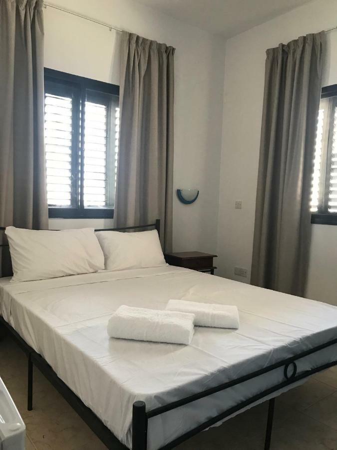 Athinas Court Aparthotel Paphos Buitenkant foto